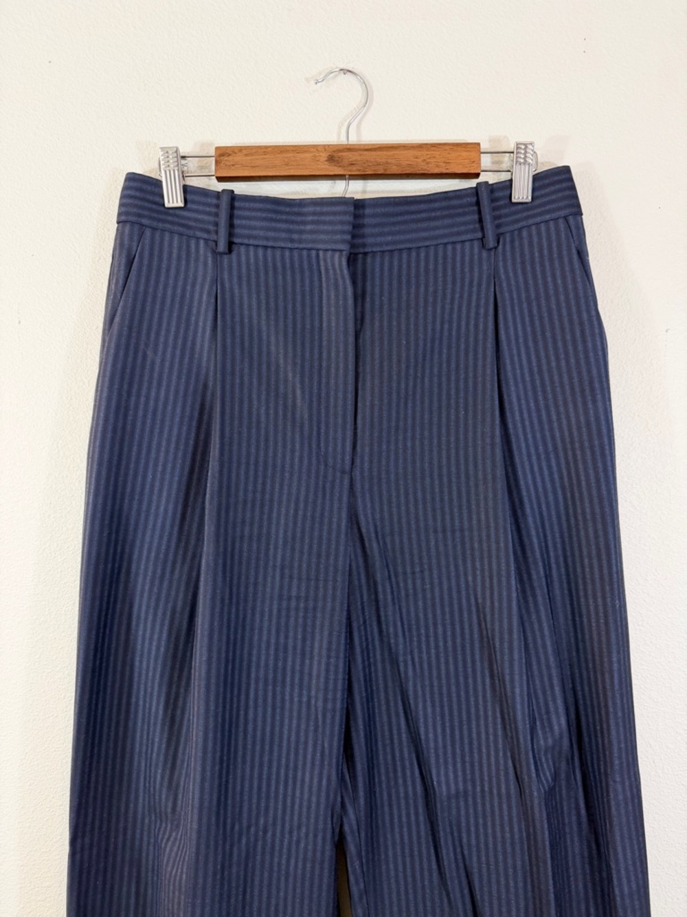 Theory Pleated Wide Leg Wool Trouser Size 10 Navy Blue Stripe Cuffed Minimalist - Picture 2 of 10